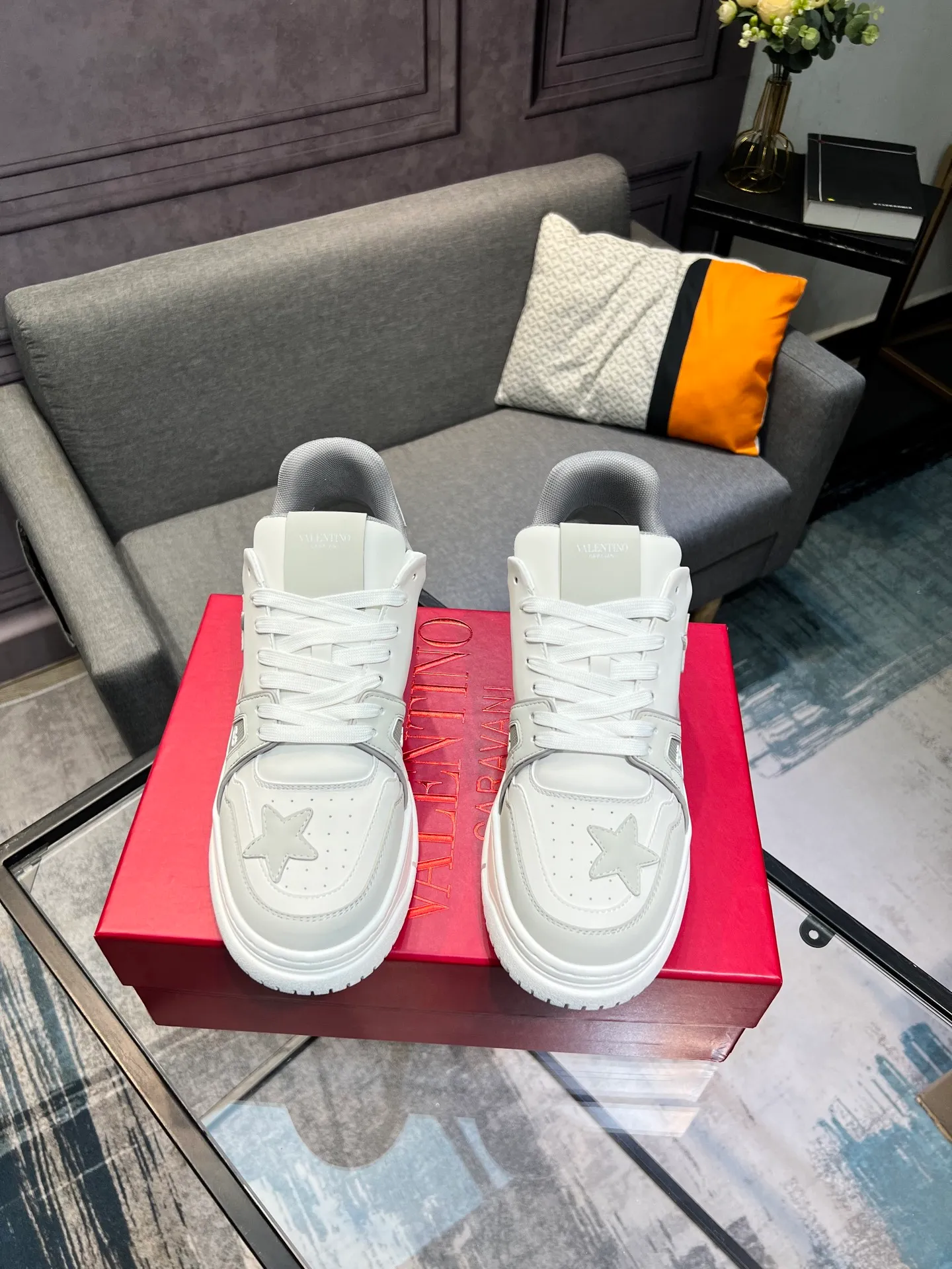 Men's Men's Shoes 💰660 Valentino 2023 early autumn new star shoes are now online! Wang Hedi and Ren Jialun have been worn by many celebrities. Who can refuse the same couple shoes as Wang Hedi! The design of Stars Stab My Heart is cool and spicy. The material of the shoes is cowhide, and every color is beautiful! Size 35-40, men’s size 39-44 (women’s 41, men’s 38, 45🉑️customized)